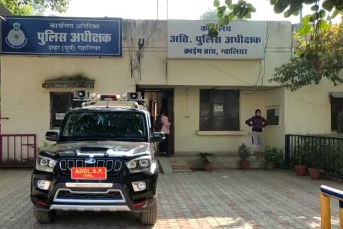 सस्ते ब्रांडेड कपड़ों की लालच में आबरू गंवाई, महिला का पति रहता है बाहर